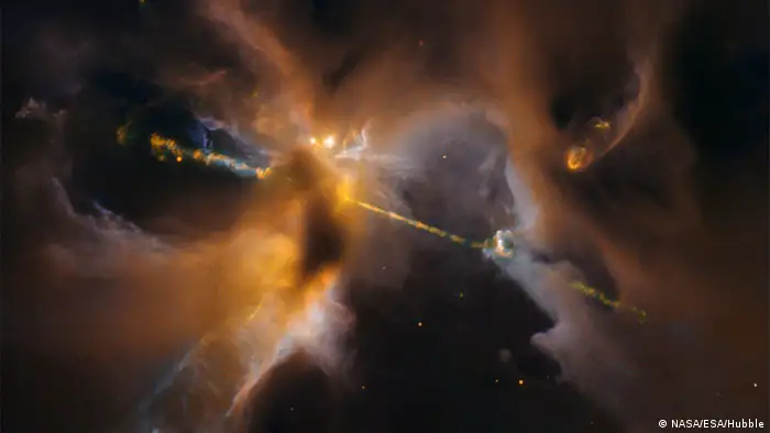 Aquí se aprecia el nacimiento de un sistema estelar, mezclado con un poco de polvo interestelar. 