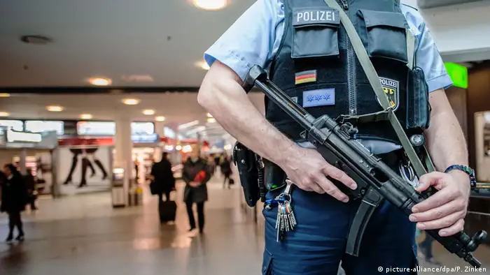 Deutschland Sicherheit am Flughafen Berlin-Tegel