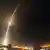 Die SpaceX-Rakete am Nachthimmel (Foto: AP)