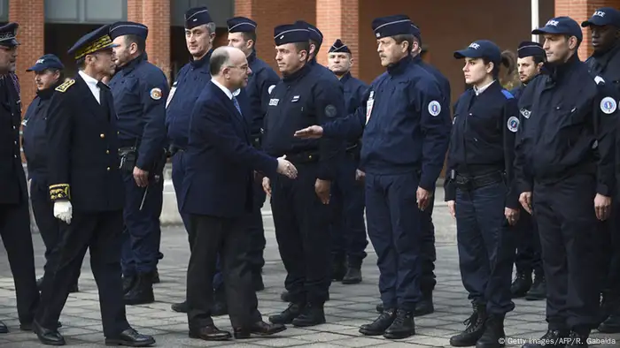 Innenminister Frankreichs Bernard Cazeneuve grüßt Polizisten in Toulouse