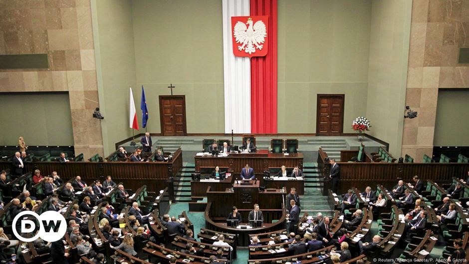 Poland Passes Law To Rein In Top Court – DW – 12/23/2015