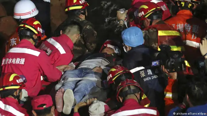 Rettungskräfte bergen Überlebenden des Erdrutsches in Shenzhen