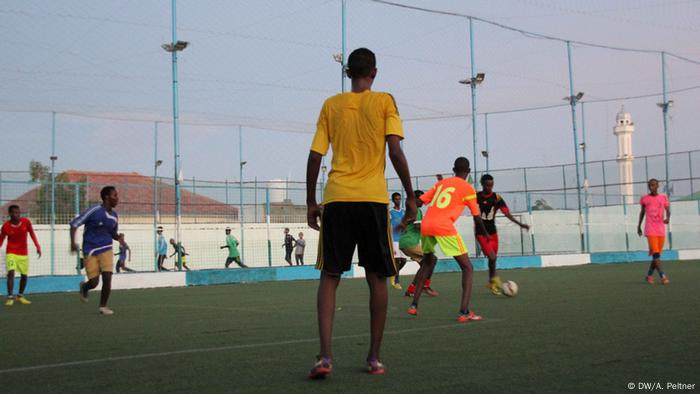 Soccer in Puntland, Somalia: Giving kids a chance | Africa | DW | 29.12 ...