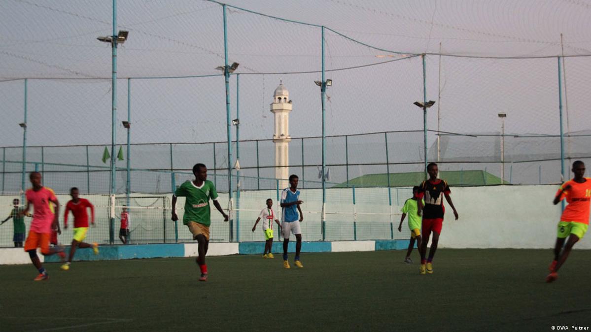 Soccer in Somalia giving kids a chance – DW – 12/29/2015