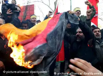 德国的国旗也在燃烧