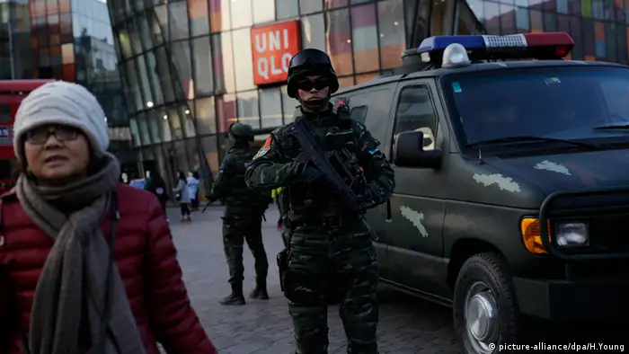 China Sanlitun Peking Weihnachten Polizei 