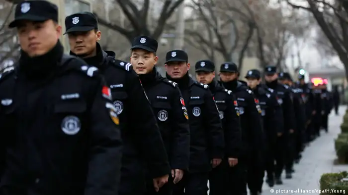 China Sanlitun Peking Weihnachten Polizei 