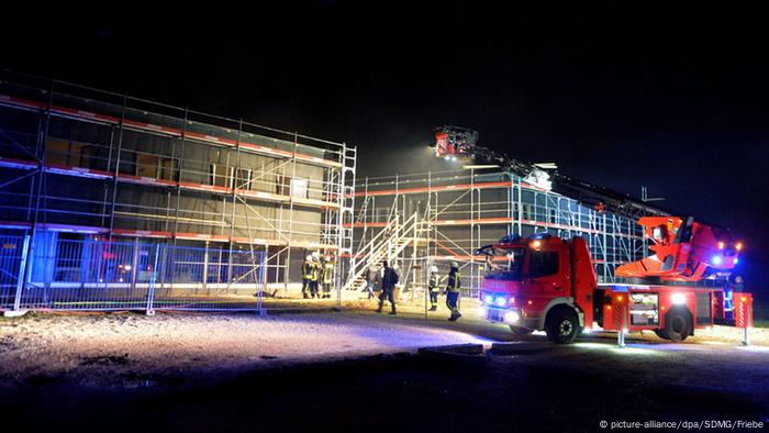 Schwäbisch Gmünd: Feuerwehr vor dem Rohbau einer geplanten Flüchtlingsunterkunft (Foto: picture-alliance/dpa/SDMG/Friebe)