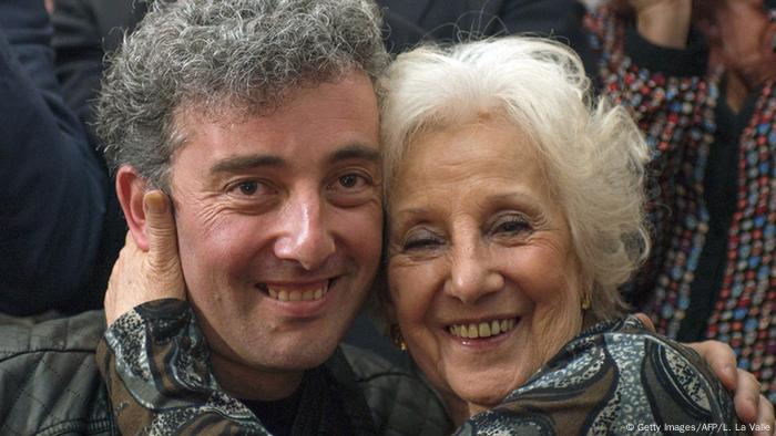 Estela de Carlotto Präsidentin der Vereinigung Großmütter der Plaza de Mayo mit ihrem Enkel (Getty Images/AFP/L. La Valle)