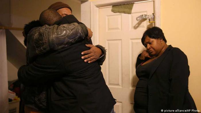 Zwei Brüder trauern im Wohnzimmer ihrer erschossenen 55-jährigen Schwester 