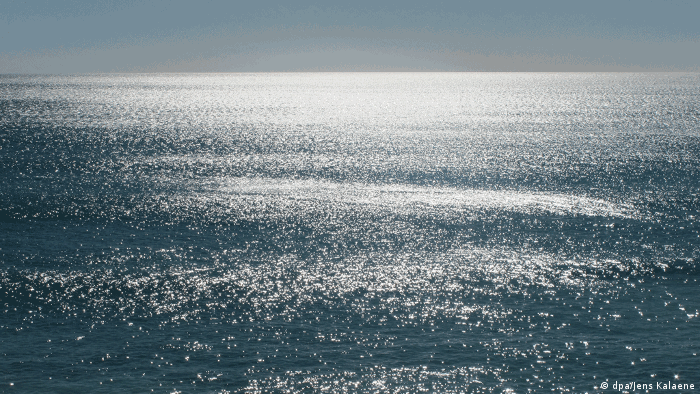 Sun reflecting off ocean surface (Photo: Jens Kalaene)