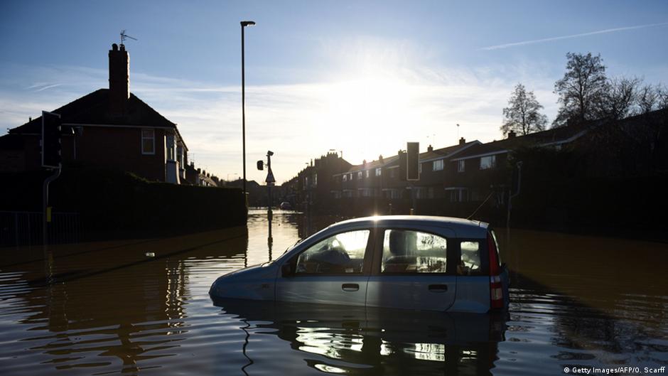 UK to send more troops to tackle floods