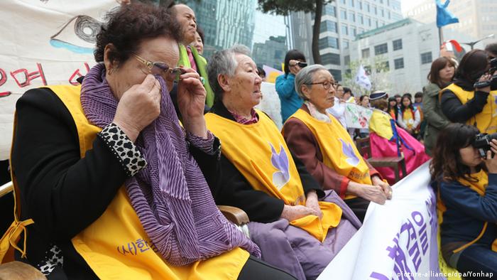 Trostfrauen in Seoul bei einer Mittwochs-Demonstration (Foto: picture-alliance/dpa/Yonhap)