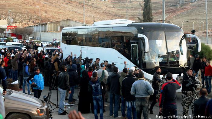 Syrien Zivilisten und verletzte Rebellen werden aus Zabadani evakuiert