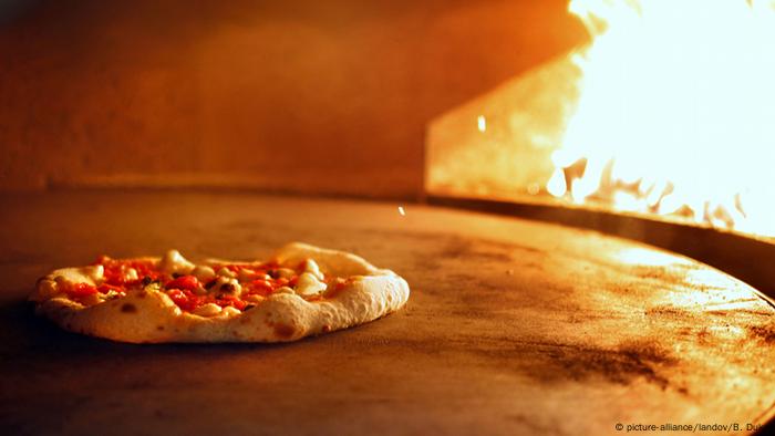 Pizza im Steinofen
