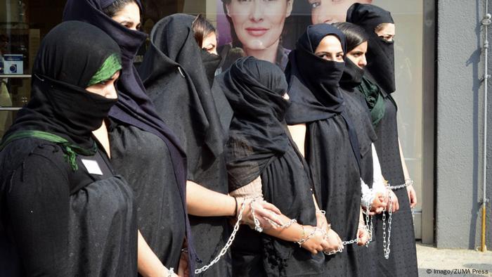 Protesta de mujeres yazidíes en Alemania contra la esclavización por parte de la organización terrorista Estado Islámico.