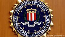 ARCHIV - Das Wappen des Federal Bureau of Investigation (FBI) des US-Justizministeriums hängt am 06.09.2005 in der US-Botschaft in Berlin. Foto: Tim Brakemeier/dpa (zu dpa FBI verbessert Statistiken über tödliche Polizeigewalt vom 09.12.2015) +++(c) dpa - Bildfunk+++ picture-alliance/dpa/T.Brakemeier