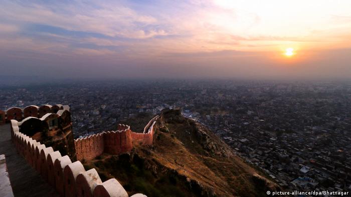 Silvester Indien Jaipur Letzter Sonnenuntergang 2015 (picture-alliance/dpa/Bhatnagar)