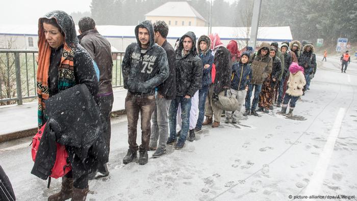 Flüchtlinge an der deutsch-österreichischen Grenze nahe Wegscheid (Foto: dpa)