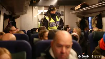 Dänemark Polizeikonrtolle im Zug von Kopenhagen nach Malmö