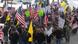 Demonstranten mit US-Fahnen (foto: picture alliance/AP Photo/L. Zaitz/The Oregonian) Demonstranten mit US-Fahnen (foto: picture alliance/AP Photo/L. Zaitz/The Oregonian)