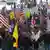 Demonstranten mit US-Fahnen (foto: picture alliance/AP Photo/L. Zaitz/The Oregonian)