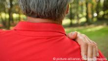 An elderly man with a backache. (c) picture-alliance/Denkou Images