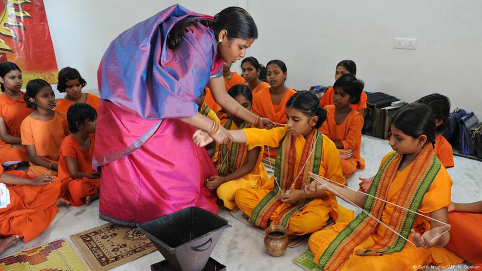 Škola za obuku hindu sveštenica, koja traje 14. Učenice se mogu upisati već od osme godine života. Sveštenice su veoma tražene u Indiji za tradicionalne ceremonije poput useljenja u kuću, davanja imena i venčanja.