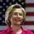 Präsidentschaftskandidatin der Demokraten Hillary Clinton vor einer USA--Flagge