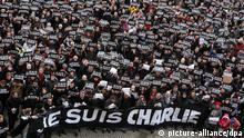 8. 1. 2015 ©PHOTOPQR/VOIX DU NORD - Commémorations prevues cette semaine à Paris un an après la première vague d'attentats (Charlie Hebdo - hyper Cacher) ARCHIVES One year after Charlie Hebdo attacks in Paris FILES A CALAIS, TROIS MILLE PERSONNES ONT MANIFESTE DANS LE SILENCE EN HOMMAGE AUX VICTIMES DES TERRORISTES. PHOTO JEAN-PIERRE BRUNET - LA VOIX DU NORD 10/01/2015. (C): picture-alliance/dpa