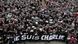 Manifestantes carregam cartazes com os dizeres "Je suis Charlie" em homenagem às vítimas de ataques na França Manifestantes carregam cartazes com os dizeres "Je suis Charlie" em homenagem às vítimas de ataques na França