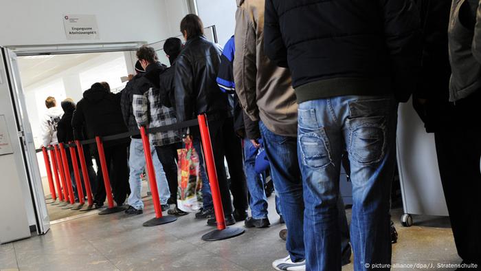 Deutschland Jobcenter Arbeitslose stehen Schlange in Gelsenkirchen (picture-alliance/dpa/J. Stratenschulte)