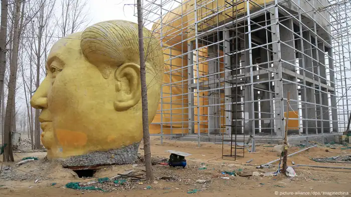 China Kaifeng city Bau Statue von Mao Zedong