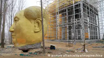 China Kaifeng cithttp://wscma-live.dwelle.de/WSCma/image/0,,18959175_13,00.jpg?cid=1338481y Bau Statue von Mao Zedong
