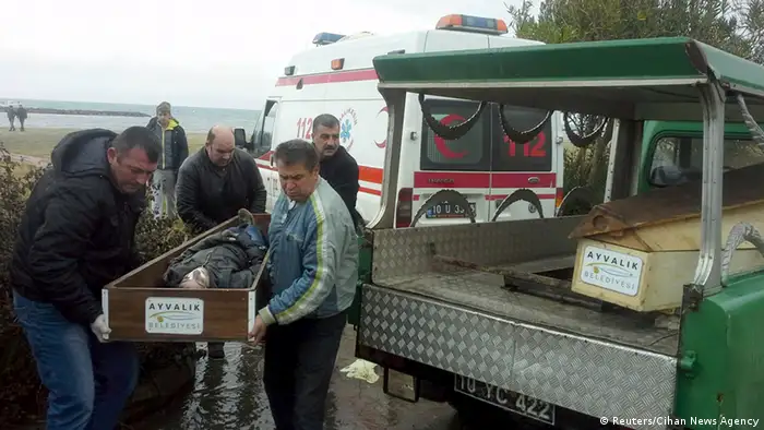Türkei Rettungskräfte tragen den Leichnam eines ertrunkenen Flüchtlings bei Ayvalik
