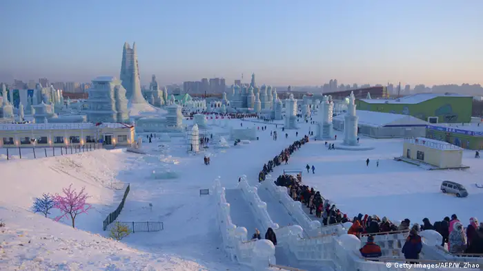 Besucherschlange beim Eisfestival in Harbin