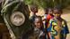 Des jeunes enfants se tiennent à côté d'un soldat français de l'opération Barkhane (Archives - Gao, 30.05.2015) Des jeunes enfants se tiennent à côté d'un soldat français de l'opération Barkhane (Archives - Gao, 30.05.2015)