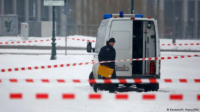 Polizei entfernt verdächtige gelbe Postkisten in der Nähe von Kanzleramt in Berlin