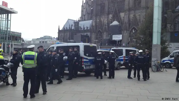 Deutschland Polizisten am Kölner Hauptbahnhof