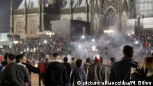 31.12.2015 **** dpatopbilder Zahlreiche Menschen sind am 31.12.2015 in Köln (Nordrhein-Westfalen) auf dem Vorplatz des Hauptbahnhofs zu sehen. In der Silvesternacht waren am Kölner Hauptbahnhof Frauen sexuell belästigt und ausgeraubt worden. Foto: Markus Böhm/dpa @ picture-alliance/dpa/M. Böhm