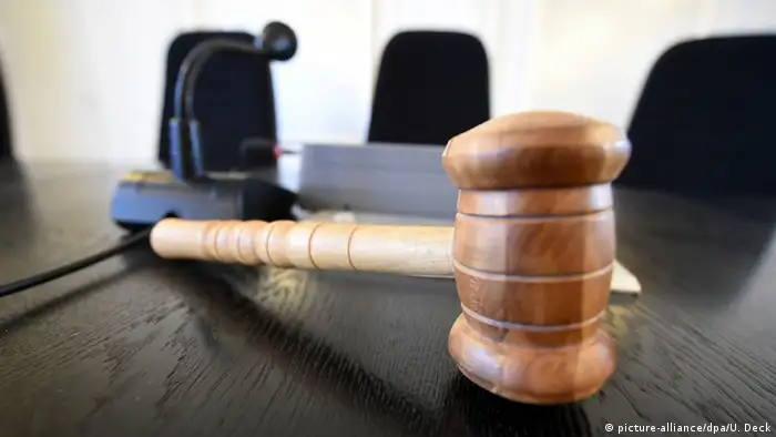 Symbolbild Justiz Richter Gericht Richterhammer