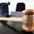 Молоток судьи и микрофон на столе