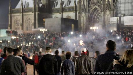 Deutschland Silvesternacht vor dem Hauptbahnhof in Köln (picture-alliance/dpa/M. Böhm)
