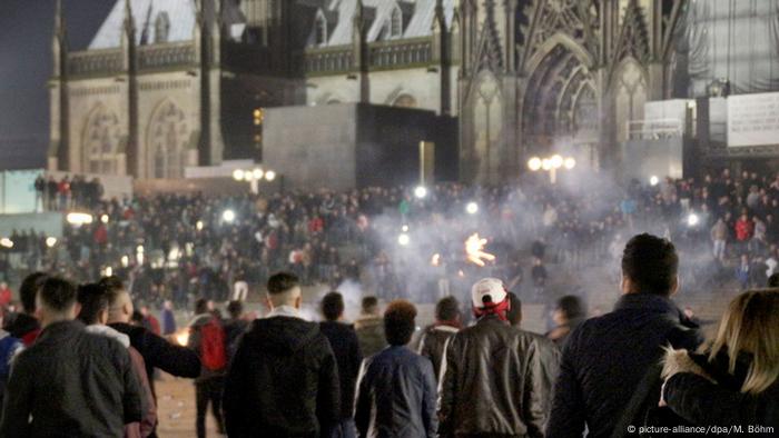 Massive Übergriffe gegen Frauen in der Silvesternacht vor dem Kölner Hauptbahnhof (foto:dpa)