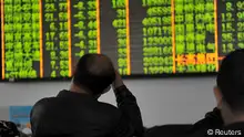 6. Jan. 2016 Investors look at an electronic screen showing stock information at a brokerage house in Hangzhou, Zhejiang province, January 7, 2016. Trading on China's stock markets were suspended for the rest of the day, for the second time this week, as a new circuit-breaking mechanism was tripped less than half an hour after the open. REUTERS/Stringer ATTENTION EDITORS - THIS PICTURE WAS PROVIDED BY A THIRD PARTY. THIS PICTURE IS DISTRIBUTED EXACTLY AS RECEIVED BY REUTERS, AS A SERVICE TO CLIENTS. CHINA OUT. NO COMMERCIAL OR EDITORIAL SALES IN CHINA. (C): Reuters