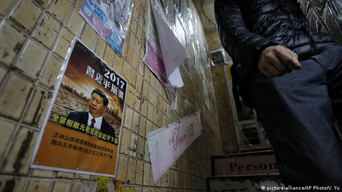  香港多个独立出版商和书店曾因出版、出售在中国大陆被封禁的政治和八卦书籍闻名
