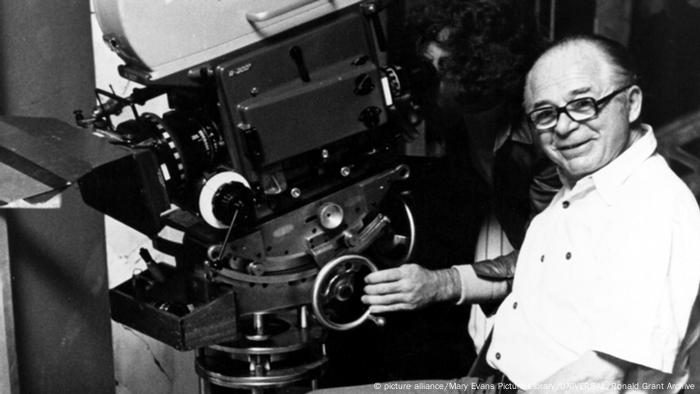 Billy Wilder neben einer altmodischen Kamera (picture alliance/Mary Evans Picture Library/UNIVERSAL/Ronald Grant Archive)