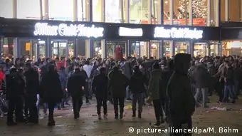 Hauptbahnhof Köln Sylvester Ausschreitungen Menschenmassen