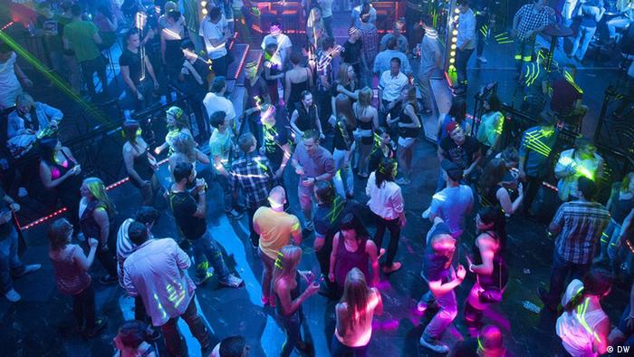 Menschenmenge auf der Tanzfläche einer Diskothek (Foto: DW)