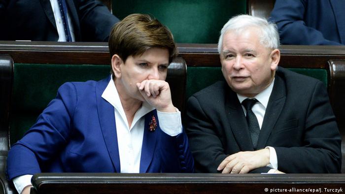 Beata Szydlo und Jaroslaw Kaczynski im Parlament (Foto: dpa/picture-alliance/epa/J. Turczyk)